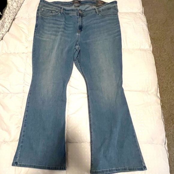 NWT Torrid plus size Jeans - Picture 1 of 7